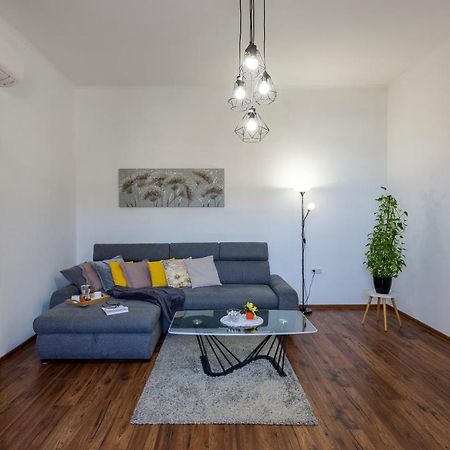 Apartman Lema Pula Bagian luar foto