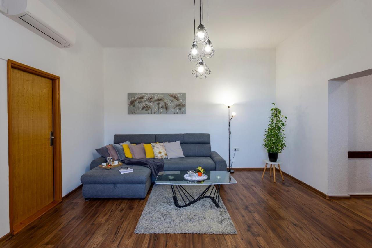 Apartman Lema Pula Bagian luar foto